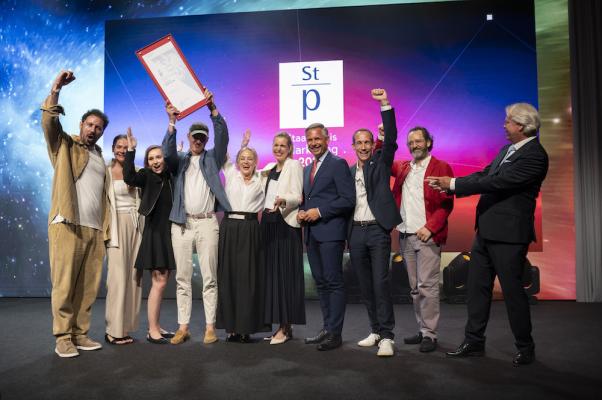 Staatspreisgewinner: Die Wiener Städtische Versicherung freut sich über den Staatspreis Marketing und die Nominierung in der Kategorie Dienstleistungs-Marketing: Wirtschaftsminister Wolfgang Hattmannsdorfer und Willy Lehmann, Präsident Austrian Marketing Confederation gratulieren dem Marketingteam der Wiener Städitschen um Sonja Brandtmayer (Stv. Vorstandsvorsitzende) und Valerie Brugger (Marketing/Werbeleiterin) sowie dem Team der Agentur DMB. um Marcello Demner und Jürgen Vanicek (Geschäftsführung) sowie 