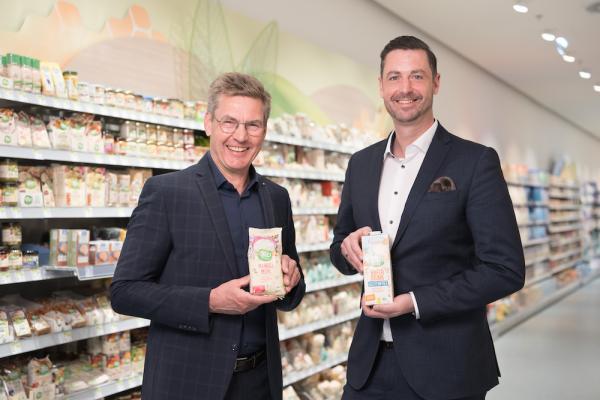 Im Bild: Thomas Köck, Geschäftsführer dm Österreich (li.) und Christian Freischlager, Ressortleiter Marketing & Einkauf und Mitglied der dm Geschäftsleitung