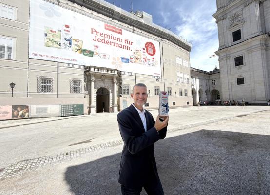 Florian Schwap vor dem SalzburgMilch Megabanner am Domplatz