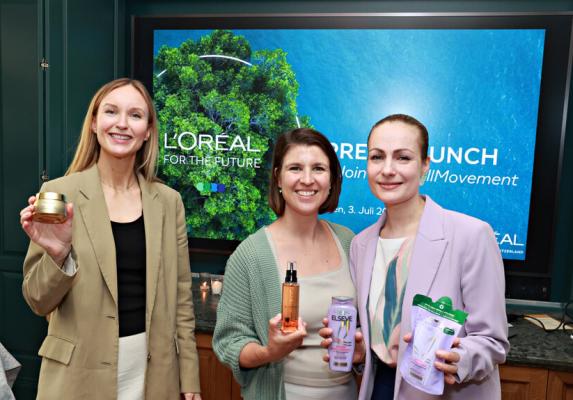 L’Oréal stellt das neue Refill-Konzept vor (v.l): Andrea Zulehner (Brand Activation & Sustainability at L’Oréal), Alena Caro (Nachhaltigkeitsexpertin L’Oréal DACH) und Julia Benkel (Senior Communications & Engagement Manager)