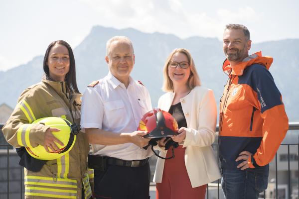 V.L.: ROMY RICHTER (DM MITARBEITERIN, FREIWILLIGE FEUERWEHR), FVPRÄS GÜNTER TRINKER (LANDESFEUERWEHRKOMMANDANT SALZBURG), KARIN REISINGER (DM RESSORTLEITERIN MITARBEITER UND MITGLIED DER DM GESCHÄFTSLEITUNG), MARKUS MAURER (DM MITARBEITER, BERGRETTUNG SALZBURG, LEITER CANYONINGGRUPPE NORD)