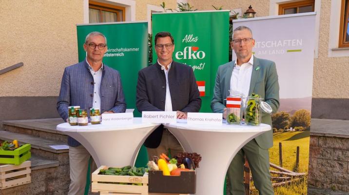 Mag. Franz Waldenberger, Präsident der Landwirtschaftskammer Oberösterreich, Mag. Robert Pichler, Obmann von Wirtschaften am Land und Mag. Thomas Krahofer, Geschäftsführer von efko (v. l. n. R.) fordern mehr Transparenz bei der Herkunft von Essiggurken und faire Bedingungen für die heimische Produktion.