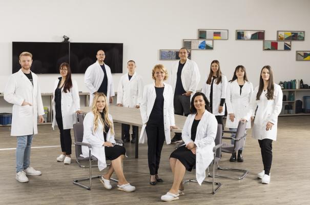 Das Team in Lenart im Forschungszentrum von Interzero steht unter der Leitung von Dr. Dr. Manica Ulcnik-Krump (Mitte stehend)