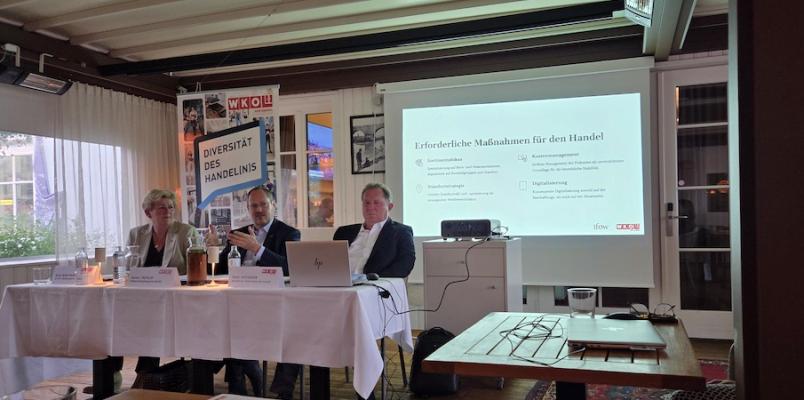 Halbjahresbilanz im Handel - WKO: Sonja Machart, stv. Bundesgeschäftsführerin Handel; Dr. Rainer Trefelik, Bundesspartenobmann; Mag. Peter Voithofer; Institut für Österreichs Wirtschaft.