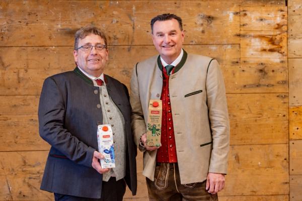SalzburgMilch hält auch in Krisenzeiten an strengen Bio-Grundsätzen fest:  Robert Leitner, Obmann der Salzburger Alpenmilch Genossenschaft, Andreas Gasteiger, Geschäftsführer SalzburgMilch
