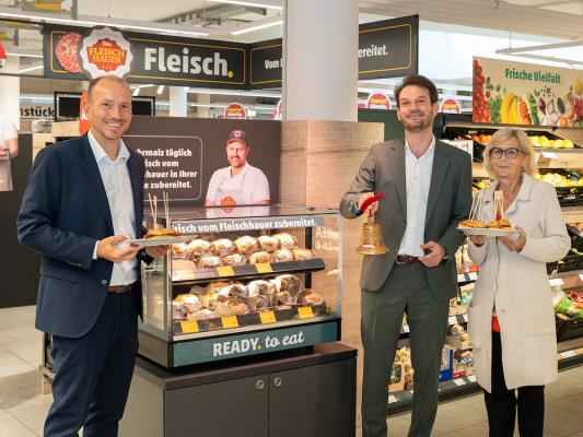 Thomas Ruhmer (Vertriebsleiter Penny Fleisch und Penny Fleischsommelier), Johannes Greller (Penny Österreich Geschäftsführer) und Monika Rapp (Bezirsrätin) läuten die „Heisse Theke“ ein.
