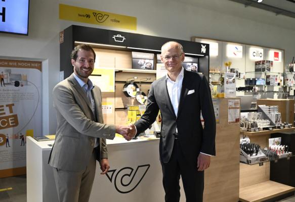 Heute sorgen rund 1.350 Postpartner dafür, dass die wichtigsten Dienstleistungen des Alltags direkt vor Ort verfügbar sind: Walter Oblin, Generaldirektor, Österreichische Post AG, (r.) mit einem Betreiber eines Postpartners