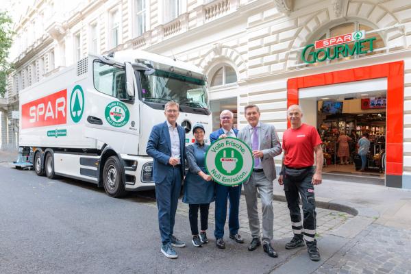 v.l.n.r.: Alois Huber, Geschäftsführer von Spar Wien, Niederösterreich und nördliches Burgenland, SPAR-Gourmet-Mitarbeiterin Ivana Pejkic, Spar-Vorstand Marcus Wild, Mobilitätsminister Peter Hanke und Lkw-Fahrer Markus Hofegger bei der Pressekonferenz im 9. Wiener Gemeindebezirk.  