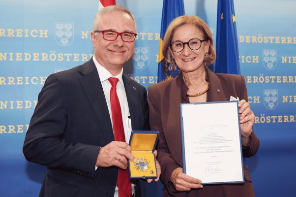 Im Bild v. l. n. r.: KR Christof Kastner (geschäftsführender Gesellschafter KASTNER Gruppe) und Landeshauptfrau Johanna Mikl-Leitner