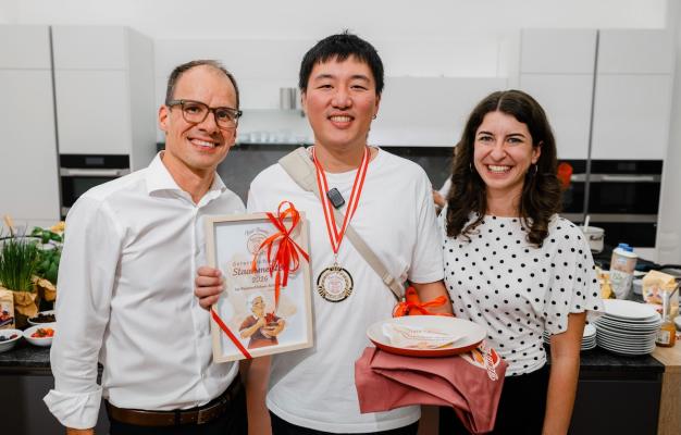 Palatschinkenschupf-Staatsmeister Jing Chen (Mitte) mit Initiator Harald Lang (Marketingleiter Fini's Feinstes) und Barbara Strasser (Marketing Fini's Feinstes)