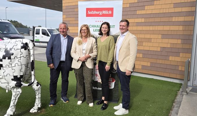 ARGE Heumilch zu Besuch bei SalzburgMilch: Karl Neuhofer und Christiane Mösl von ARGE Heumilch, Katharina Lichtmannsberger (Nachhaltigkeit) und Sebastian Mösl (Geschäftsführung) von SalzburgMilch.