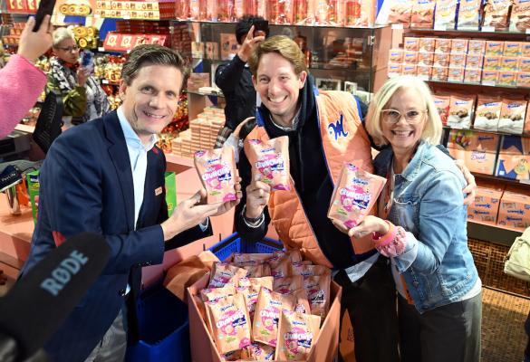 Manner x hitschies lauschen limitierte Edition: v.l.: Dieter Messner, CEO Manner, Philip Hitschler-Becker, CEO Hitschler, Sabine Brandl, Vorstand Manner