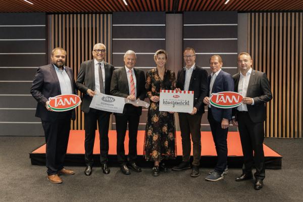Dornbirns Bürgermeister Markus Fäßler, TANN-Betriebsleiter Milan Lovric, SPAR-Vorstandsvorsitzender KR Hans K. Reisch, Carina Pollhammer, Geschäftsführerin SPAR Vorarlberg sowie Landesrat Christian Gantner, Landwirtschaftskammerpräsident Josef Mossbrugger und Andreas Stieglmayr, Konzernleiter (v.l.n.r.) TANN freuen sich über die Eröffnung der Erweiterung der TANN-Produktion.