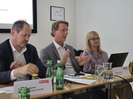 Studie WKÖ und Standort + Markt: Shopflächen im Wandel (v.l.): Handelsobmann Rainer Trefelik, Standort + Markt: Hannes Lindner und Brigitte Moser